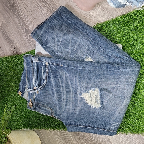 Vici Denim - Distressed denium "See Thru Soul", Boy Friend Fit jeans.